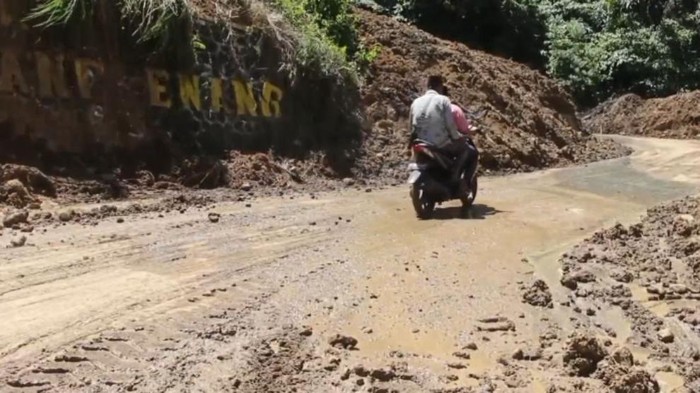Foto: pemotor melewati jalan di Tajuk Enang-enang yang dibuka kembali oleh masyarakat pasca bencana akhir November 2025. (Foto: istimewa)