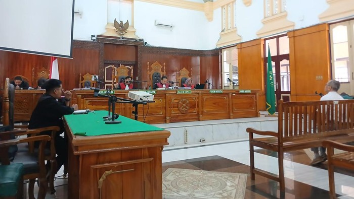 Foto : Sidang tuntutan Kusnadi kasus korupsi penebangan kayu di Karo, sidang berlangsung di ruang Cakra 1 Pengadilan Negeri Medan, Selasa (2/6/2026)
(Juita Sinuhaji/detikSumut)