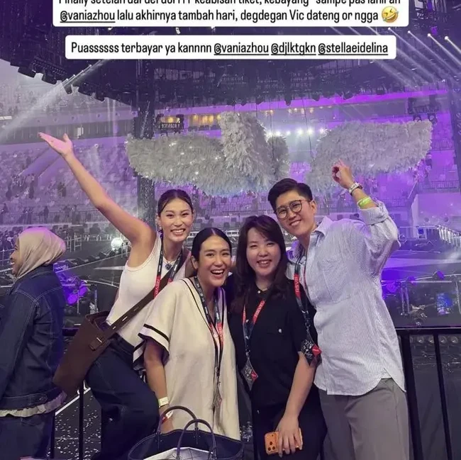 Gaya Para Artis Nonton Konser F4 di Jakarta, Syahrini Tampil Total Pakai Dasi