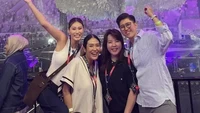 Gaya Para Artis Nonton Konser F4 di Jakarta, Syahrini Tampil Total Pakai Dasi