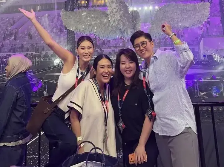 Gaya Para Artis Nonton Konser F4 di Jakarta, Syahrini Tampil Total Pakai Dasi