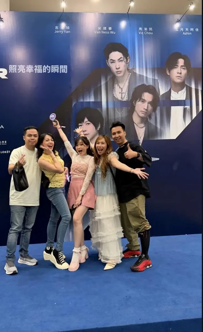 Personil girl band Cherrybelle juga tampak hadir menonton konser bersama. Kezia Karamoy dan Cherly tampak ditemani suami mereka. Foto: Instagram