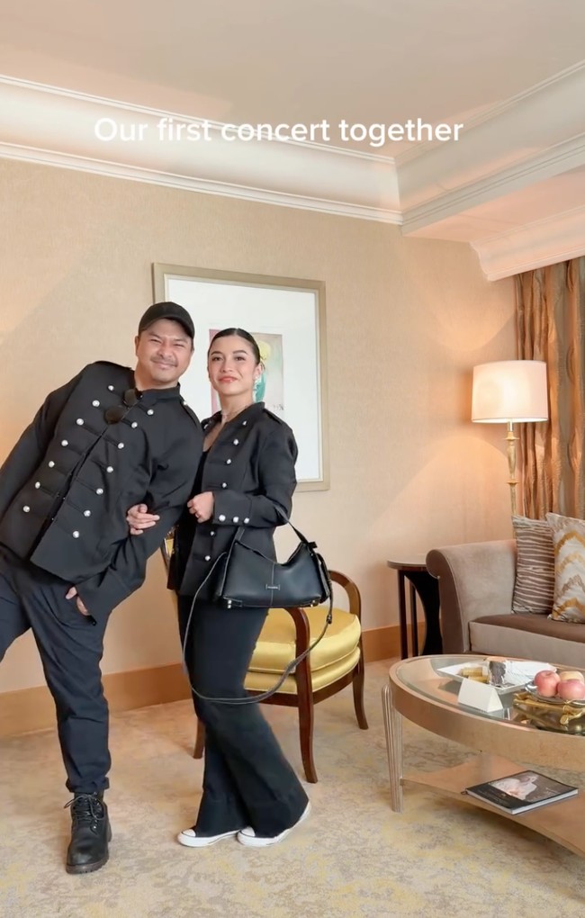 Glenn Alinskie dan Chelsea Olivia memilih tampil couple kenakan outfit serba hitam. Penampilan serba hitam keduanya dipadukan dengan outer kembar yang membuat Chelsea dan Glenn makin serasi. Foto: Instagram