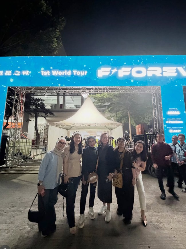 Tak mau ketinggalan, Melly Goeslaw menonton konser F4 bersama rekan-rekannya. Ia tampil simpel kenakan outfit hitam dipadukan sneakers putih. Foto: Instagram