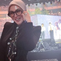 Totalitas, Syahrini memilih tampil maksimal kenakan busana hingga dasi rancangan desainer ternama. Busana yang dikenakan merupakan rancangan Danny Satriadi, sementara dasinya dibuatkan khusus oleh Rinaldy Yunardi. Foto: Instagram