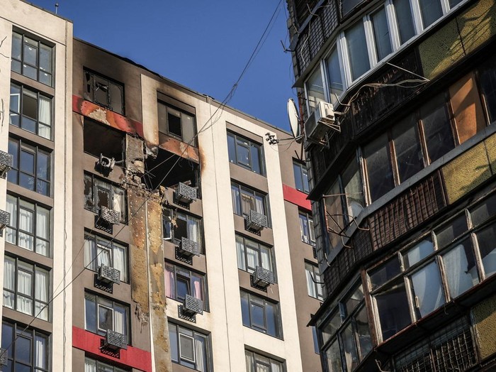 Gedung permukiman di Kyiv, ibu kota Ukraina, mengalami kerusakan akibat serangan rudal dan drone Rusia (REUTERS/Alina Smutko)