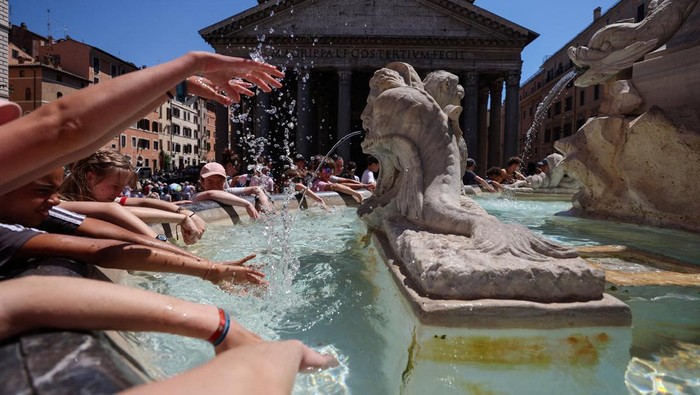 Tourists cool off at a fountain near the Pantheon during a heatwave in Rome, Italy, May 30, 2026. REUTERS/Vincenzo Livieri      TPX IMAGES OF THE DAY