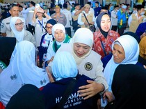 Momen Haru Khofifah Sambut Jemaah Haji Kloter I di Asrama Haji Surabaya