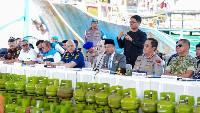 Gubernur Sulsel Andi Sudirman Sulaiman saat menghadiri konferensi pers pengungkapan kasus BBM subsidi.