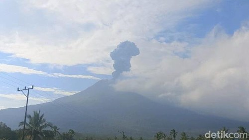 Gunung Lewotobi Laki-laki, di Kabupaten Flores Timur, Nusa Tenggara Timur meletus lagi pagi ini, Selasa (2/6/2026).
