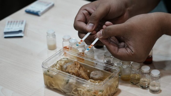 Hasil reaksi warna pada strip test kit rancangan dosen Departemen Teknik Fisika ITS Dr rer nat Ruri Agung Wahyuono ST MT bersama timnya yang menunjukkan kandungan minyak babi.