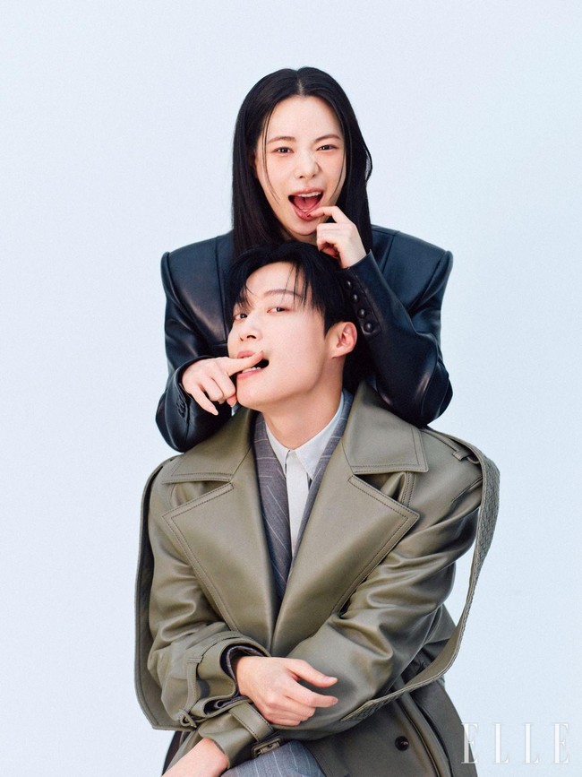 Lewat akun Instagram resminya, ELLE Korea merilis hasil pemotretan Heo Nam Jun dan Lim Ji Yeon yang belum dirilis sebagai kejutan untuk penggemar. Tak sedikit yang terpikat dengan chemistry mereka hingga dijuluki “couple tantrum.” Foto: dok. ELLE Korea