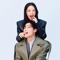 Lewat akun Instagram resminya, ELLE Korea merilis hasil pemotretan Heo Nam Jun dan Lim Ji Yeon yang belum dirilis sebagai kejutan untuk penggemar. Tak sedikit yang terpikat dengan chemistry mereka hingga dijuluki “couple tantrum.” Foto: dok. ELLE Korea