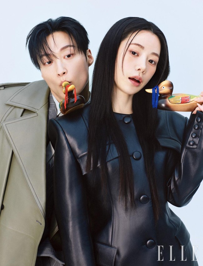 Meski kerap cekcok, karakter Lim Ji Yeon dan Heo Nam Jun mulai menyadari perasaan untuk satu sama lain. Adegan ciumannya bikin penonton auto histeris. Foto: dok. ELLE Korea