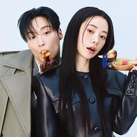 Meski kerap cekcok, karakter Lim Ji Yeon dan Heo Nam Jun mulai menyadari perasaan untuk satu sama lain. Adegan ciumannya bikin penonton auto histeris. Foto: dok. ELLE Korea