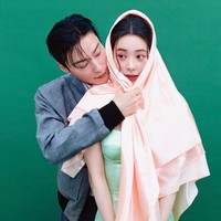 Drama Korea My Royal Nemesis, yang dibintangi Heo Nam Jun dan Lim Ji Yeon menembus rating tertinggi 13,7%. ELLE Korea ikut merayakan pencapaiannya setelah memasuki pertengahan episode. Foto: dok. ELLE Korea