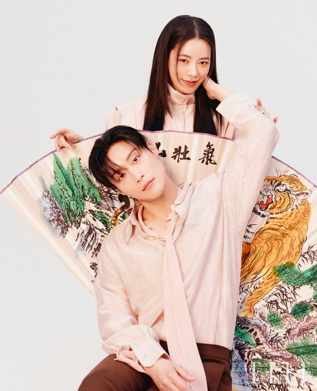 My Royal Nemesis menampilkan kisah cinta Lim Ji Yeon sebagai aktris tak dikenal, yang tiba-tiba kerasukan roh penjahat dari era Joseon dan Heo Nam Jun, pewaris konglomerat yang dingin. Foto: dok. ELLE Korea