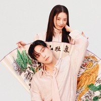 My Royal Nemesis menampilkan kisah cinta Lim Ji Yeon sebagai aktris tak dikenal, yang tiba-tiba kerasukan roh penjahat dari era Joseon dan Heo Nam Jun, pewaris konglomerat yang dingin. Foto: dok. ELLE Korea