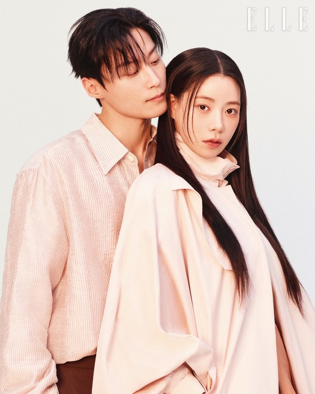 Ketika diminta menggambarkan hubungan karakternya, Lim Ji Yeon mengibaratkannya sebagai “kopi dingin dan es krim.” Sementara Heo Nam Jun menjawab, “warna merah seperti burgundy.” Visual mereka menghiasi majalah ELLE Korea edisi Mei 2026. Foto: dok. ELLE Korea