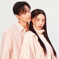 Ketika diminta menggambarkan hubungan karakternya, Lim Ji Yeon mengibaratkannya sebagai “kopi dingin dan es krim.” Sementara Heo Nam Jun menjawab, “warna merah seperti burgundy.” Visual mereka menghiasi majalah ELLE Korea edisi Mei 2026. Foto: dok. ELLE Korea