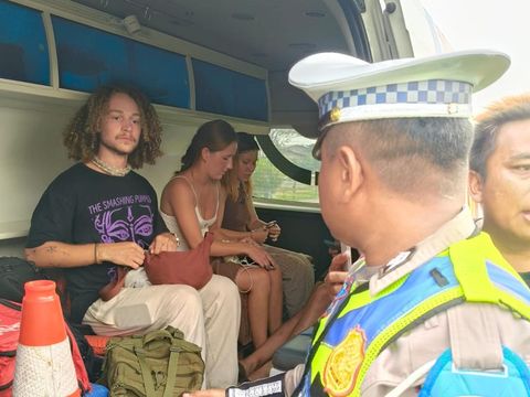 Hiace wisatawan asing kecelakaan di Tol Sumo Hiace wisatawan asing kecelakaan di Tol Sumo