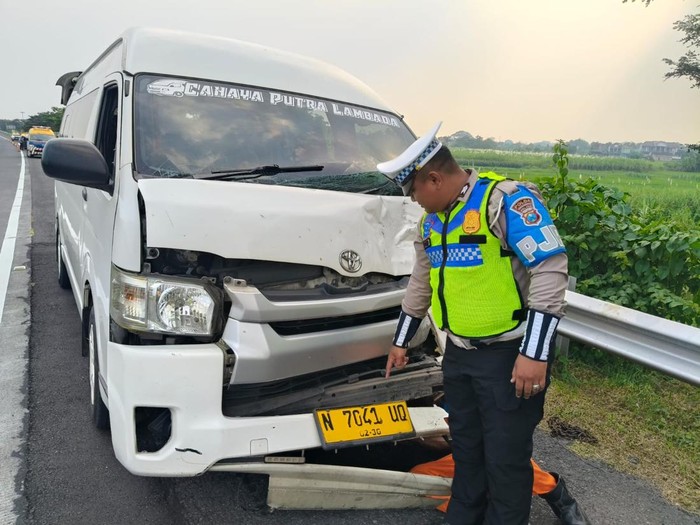 Hiace wisatawan asing kecelakaan di Tol Sumo