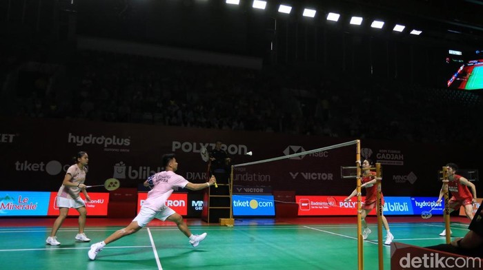 Ganda campuran Indonesia, Dejan Ferdinansyah dan Bernadine Anindya Wardana, bertanding melawan pasangan China, Cheng Xing dan Zhang Chi, pada babak 32 besar Indonesia Open 2026 di Istora Senayan, Jakarta, Selasa (2/6/2026).