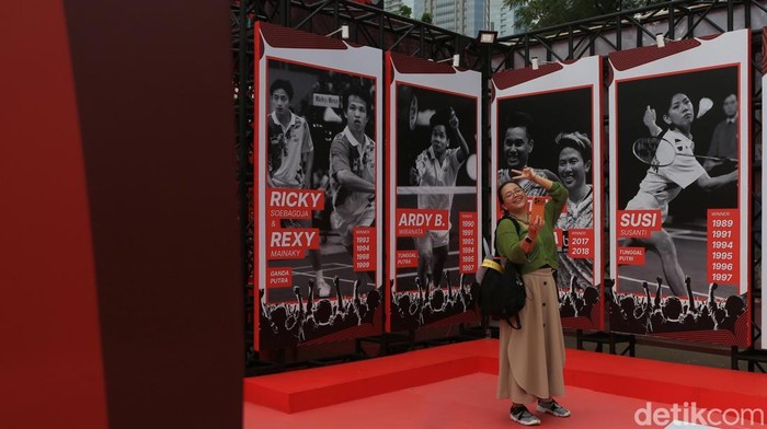 Para penonton memberikan dukungan kepada para pemain yang bertanding pada Indonesia Open 2026 di Istora Senayan, Jakarta, Selasa (2/6/2026).