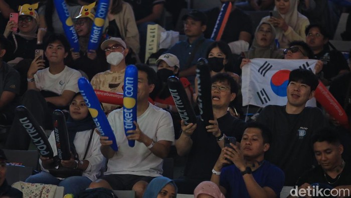 Para penonton memberikan dukungan kepada para pemain yang bertanding pada Indonesia Open 2026 di Istora Senayan, Jakarta, Selasa (2/6/2026).