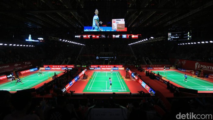 Para penonton memberikan dukungan kepada para pemain yang bertanding pada Indonesia Open 2026 di Istora Senayan, Jakarta, Selasa (2/6/2026).