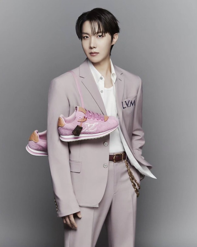 Tak ketinggalan, di urutan 10 terbesar ‘Power Celebrity 40’ versi Forbes Korea ada J-Hope BTS. Di luar karier bermusik, J-Hope juga menjadi global ambassador untuk Nike dan Louis Vuitton. Foto: dok. Instagram @uarmyhope