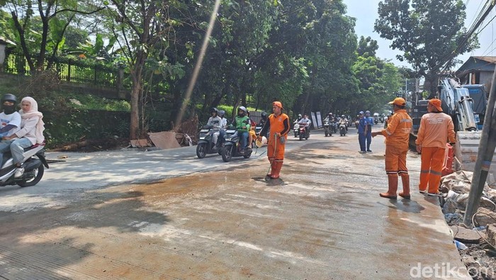 Jalan Raya Lenteng Agung, Jaksel, arah Depok yang sempat amblas telah dibuka bertahap. Lalu lintas arah Depok terpantau lancar sore ini (Devi P/detikcom)