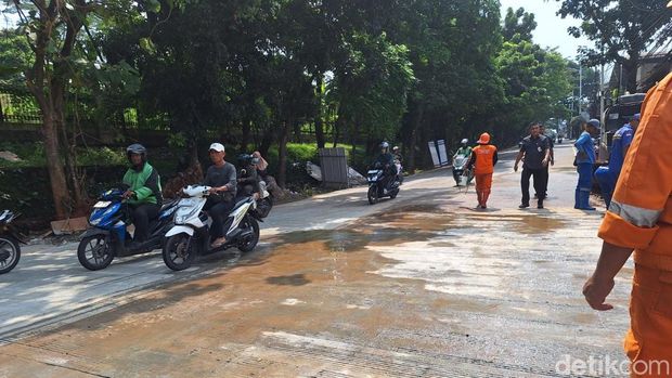 Jalan Raya Lenteng Agung, Jaksel, arah Depok nan sempat amblas telah dibuka bertahap. Lalu lintas arah Depok terpantau lancar sore ini (Devi P/detikcom)