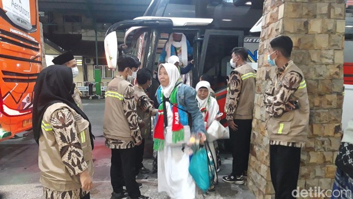 Jemaah haji Kloter 1 tiba di Asrama Haji Donohudan, Ngemplak, Boyolali, Selasa (2/6/2026) malam