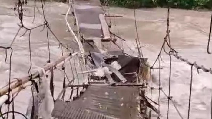 Jembatan gantung sepanjang 46 meter rusak parah usai dihantam banjir luapan sungai Aralle di Mamasa.