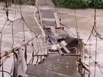 Jembatan Gantung Hancur Diterjang Banjir di Mamasa, 100 Warga Terisolir