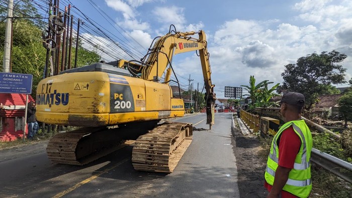 Jembatan Gondang 1 di ruas jalan nasional Tulungagung-Trenggalek ditutup karena akan diperbaiki