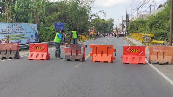 Jembatan Gondang 1 di ruas jalan nasional Tulungagung-Trenggalek ditutup karena akan diperbaiki