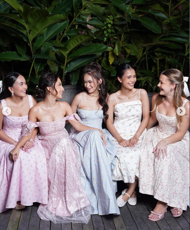 Jennifer Coppen baru saja menggelar acara bridesmaid proposal bersama para sahabat yang akan menjadi bridesmaid di pernikahannya dengan dengan Justin Hubner. Tampil kompak, Jennifer dan keempat sahabatnya tampil bak princess kenakan dress panjang. Foto: Instagram/@jennifercoppenreal20