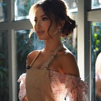 Melengkapi penampilannya, calon istri Justin Hubner itu memilih kenakan perhiasan simpel dan sederhana. Ia hanya mengenakan anting di kedua telinga. Foto: Instagram/@jennifercoppenreal20