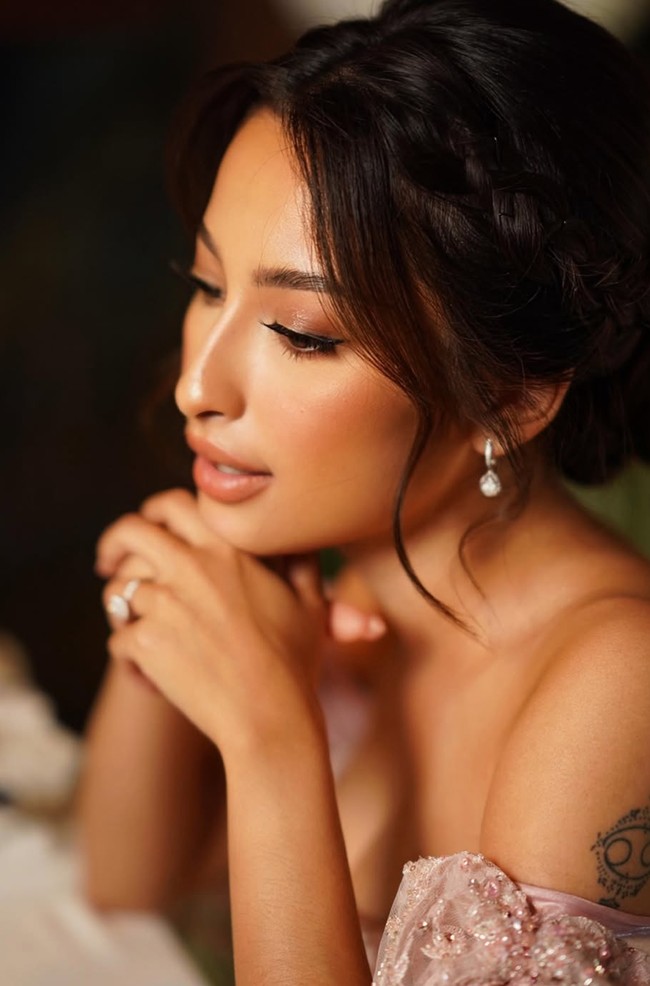 Wajahnya semakin cantik berkat pulasan makeup hasil tangan MUA Sheila K. Riasan Jennifer mengusung konsep soft glam makeup dengan hasil akhir glowing. Foto: Instagram/@jennifercoppenreal20