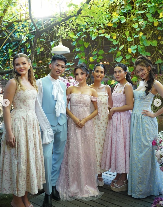 Acara bridal proposal itu diketahui digelar di Yema Kitchen, Bali. Jennifer dan para bridesmaid kompak kenakan busana berwarna pastel. Foto: Instagram/@jennifercoppenreal20