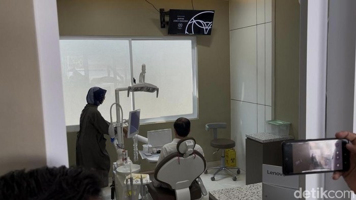 Jokowi periksa gigi di klinik keponakannya, Solo, Selasa (2/6/2026).