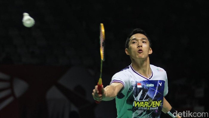 Pebulutangkis Indonesia Jonatan Christie sukses menundukkan andalan Singapura Jia Heng Jason Teh dalam babak awal Indonesia Open 2026 di Istora Senayan, Jakarta, Selasa (2/6/2026). Jojo menang dua gim langsung atas Jia Heng Jason Teh (21-18, 21-15) d