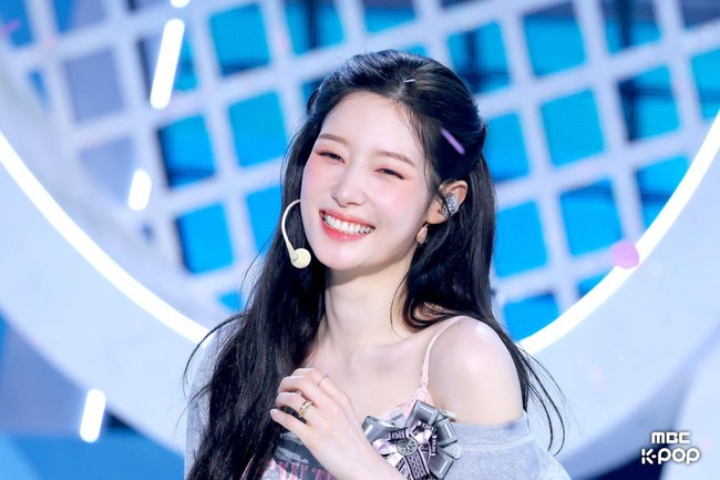 Ia kini bernaung di bawah BH Entertainment, agensi yang menaungi aktor-aktris ternama seperti Kim Go Eun, Jinyoung GOT7, Park Bo Young, termasuk rekan personel I.O.I, Kim Sejeong. Foto: dok. X @jcyfiles