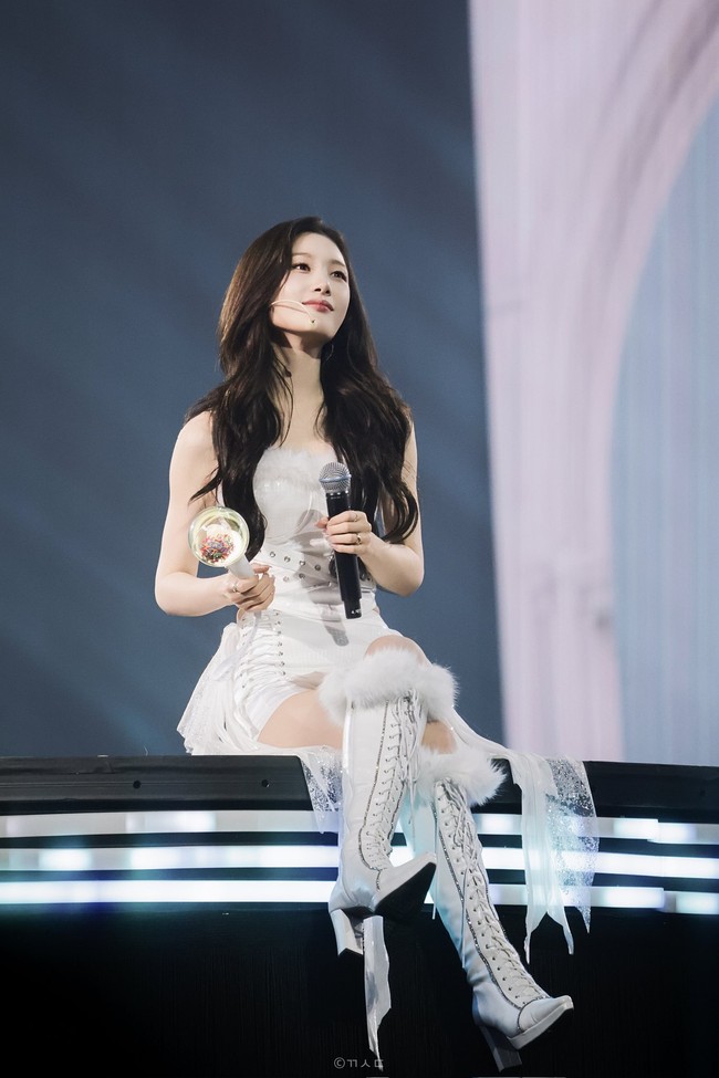 Bintang drama Korea Family By Choice itu menghidupkan nostalgia penggemar, yang sudah lama tak melihat aksi panggungnya sebagai idol KPop. Setelah I.O.I bubar, Jung Chaeyeon mantap membangun karier akting hingga dikenal lewat sejumlah tayangan populer. Foto: dok. X @jcyfiles