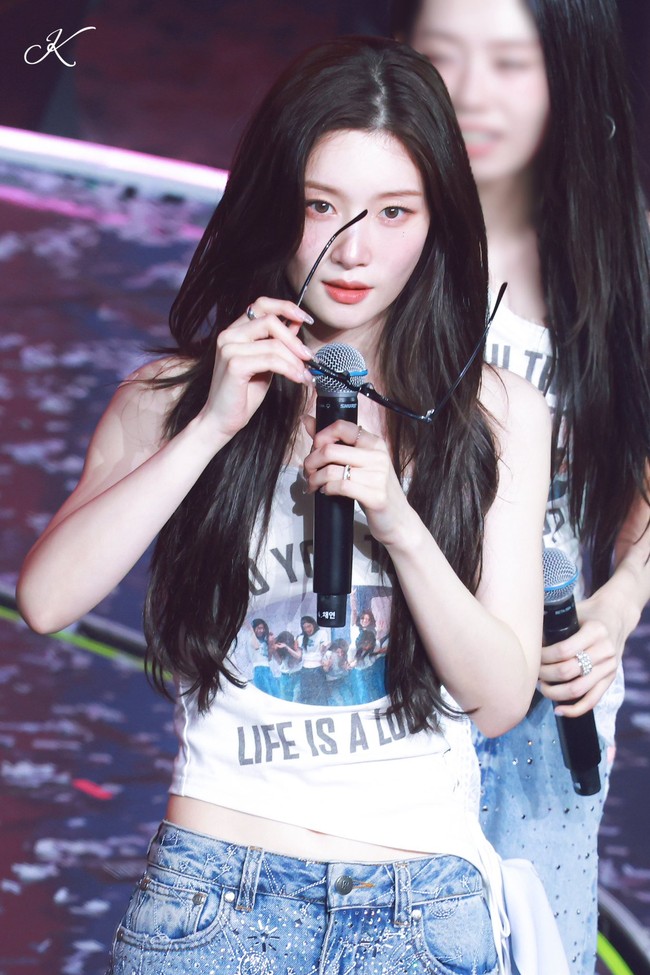 Paras cantik Jung Chaeyeon viral menyihir warganet. Sang aktris tengah disibukkan dengan jadwal tur konser bersama I.O.I bertepatan dengan perayaan 10 tahun debut mereka. Foto: dok. X @jcyfiles