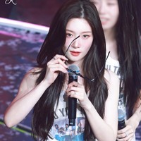 Paras cantik Jung Chaeyeon viral menyihir warganet. Sang aktris tengah disibukkan dengan jadwal tur konser bersama I.O.I bertepatan dengan perayaan 10 tahun debut mereka. Foto: dok. X @jcyfiles