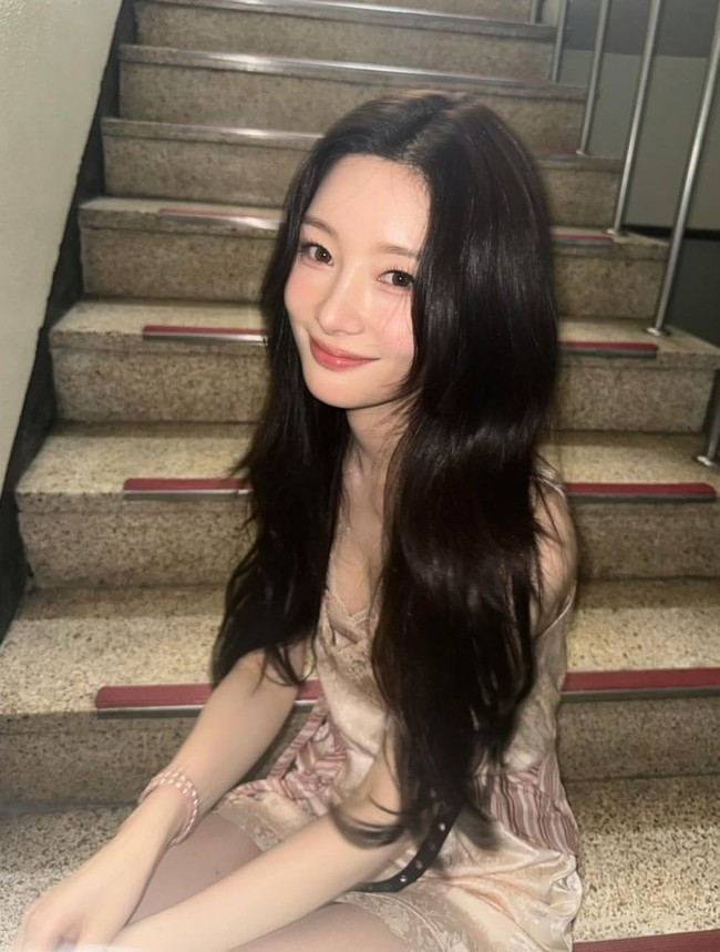 Lewat platform komunikasi penggemar, Jung Chaeyeon mengkonfirmasi bahwa comeback I.O.I sekaligus mengakhiri eranya sebagai idol KPop. Selanjutnya penggemar dapat menantikan comeback Jung Chaeyeon lewat drama Korea The Miracles of Namiya General Store yang dijadwalkan tayang di Disney+ pada 2027. Foto: dok. X @jcyfiles