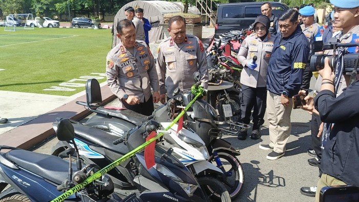 Kapolda Lampung Irjen Helfi Assegaf melihat barang bukti